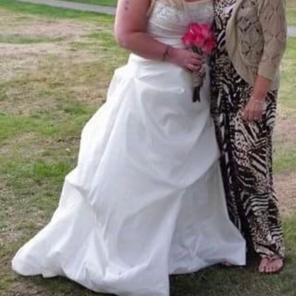 Gorgeous Private Collection Wedding Gown – Corset Back • Size 18–22 Adjustable - Picture 14 of 15